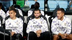 Nacho, entre Ceballos y Hazard en el banquillo del Real Madrid.