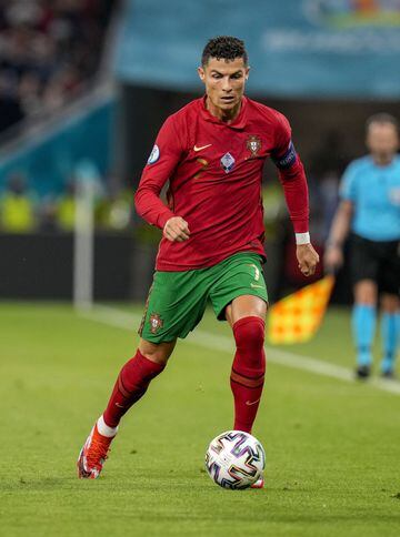 Cristiano anotó en dos ocasiones por la vía del penalti y con ello llegó a 109 anotaciones portando la playera de Portugal.