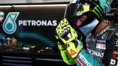 Rossi se prepara para salir a pista en el GP de Valencia 2021.