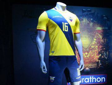 Ecuador: Una franja azul que cruza la camiseta destaca en la nueva indumentaria del cuadro ecuatoriano.
