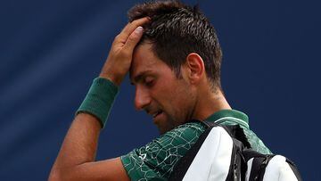 El tenista serbio Novak Djokovic abandona la pista tras su derrota ante Stefanos Tsitsipas en el Masters 1.000 de Canad&aacute; de 2019.