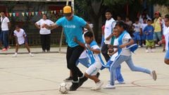 Sergio Ramos plays football with children in Piura (Perú)