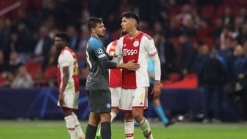 AMSTERDAM, NETHERLANDS - OCTOBER 04: Giovanni Simeone of SSC Napoli embraces Edson Alvarez of Ajax at full time after the UEFA Champions League group A match between AFC Ajax and SSC Napoli at Johan Cruyff Arena on October 04, 2022 in Amsterdam, Netherlands. (Photo by Dean Mouhtaropoulos/Getty Images)