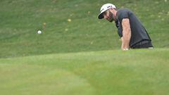 Dustin Johnson golpea una bola durante el WGC-HSBC Champions en el Sheshan International golf club de Shanghai.