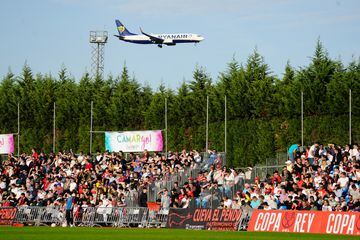Un avión sobrevuela encima de los aficionados del Velarde Club de Fútbol.