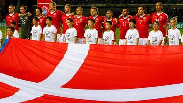 También se les llama La Dinamita Roja, La Pandilla Olsen, El Tomate Mecánico o El pan danés. La selección representa a la Unión Danesa de Fútbol desde 1906 en las competiciones oficiales organizadas por la UEFA y la FIFA.