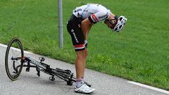 Tom Dumoulin se duele de su brazo izquierdo tras la ca&iacute;da que sufri&oacute; ayer en el Tour de Francia.