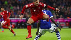 James Rodr&iacute;guez disputa un bal&oacute;n en el partido Bayern - Schalke.