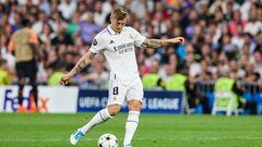 MADRID, SPAIN - OCTOBER 05: Toni Kroos of Real Madrid CF controls the ball during the UEFA Champions League group F match between Real Madrid and Shakhtar Donetsk at Estadio Santiago Bernabeu on October 5, 2022 in Madrid, Spain. (Photo by Berengui/DeFodi Images via Getty Images)