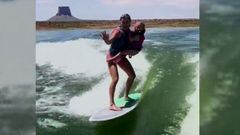 La core&oacute;grafa Lindsay Arnold practicando wakesurf con su hija en brazos. 