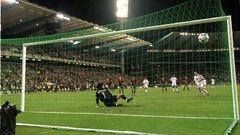 Euro 2000. Zidane marca de penalti el gol que elimin&oacute; a Portugal y meti&oacute; a Francia en la final. 