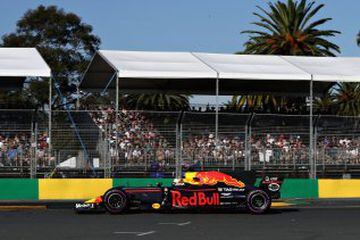 Daniel Ricciardo is forced to retire.