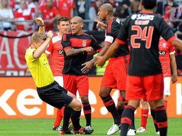 El defensa brasileño del Benfica propinó un empujón al árbitro Christian Fischer durante un amistoso contra el Fortuna Düsseldorf en Alemania. En principio fue sancionado 2 meses por la Federación Portuguesa, pero la FIFA decidió finalmente extender dicho castigo a todas las competiciones mundiales.