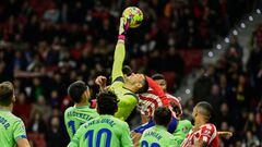 Getafe's Spanish goalkeeper David Soria (C) jumps for the ball during the Spanish league football match between Club Atletico de Madrid and Geta CF, at the Wanda Metropolitano stadium in Madrid, on February 4, 2023. (Photo by JAVIER SORIANO / AFP) (Photo by JAVIER SORIANO/AFP via Getty Images)