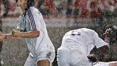 <b>LA LLUVIA SE UNIÓ A LA FIESTA.</b> Parecía que el Madrid tendría que esperar para cantar el alirón, pero apareció Higuaín e hizo el 1-2. Los blancos explotaron de felicidad bajo la lluvia.