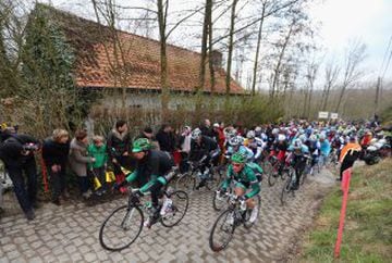 En la edición de 1985 del Tour de Flandes, o también conocido como Ronde van Vlaanderen, se dio la curiosidad de que sólo 24 de los 173 participantes terminaron la prueba. La lluvia y el frío hicieron estragos en el pelotón.