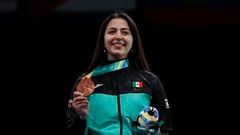 EVE4256. SANTIAGO (CHILE), 31/10/2023.- Julieta Toledo de México posa con la medalla de bronce en el podio de sable femenino hoy, durante los Juegos Panamericanos 2023 en Santiago (Chile). EFE/ Ailen Díaz
