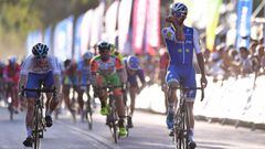 Fernando Gaviria celebra su victoria al sprint en la cuarta etapa de la Vuelta a San Juan.
