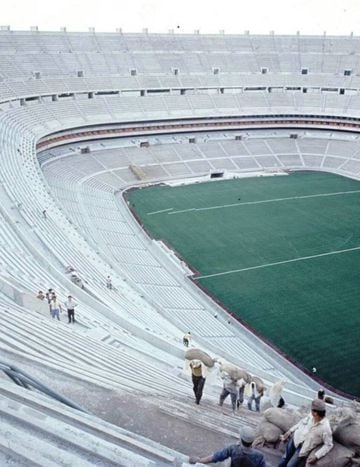 Luego de varios meses de trabajos, el Estadio Azteca comenzó a tomar forma gracias al trabajo de miles de personas