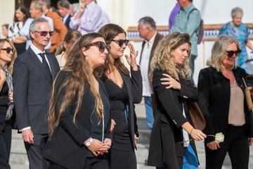 Las hijas de Jesús Quintero, Andrea y Lola, junto amigos y familiares, durante el traslado del féretro de Jesús Quintero al cementerio de San Juan del Puerto (Huelva) tras la misa funeral. 