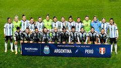 Soccer - Women's International Friendly - Argentina v Peru - Estadio Unico de San Nicolas, Buenos Aires, Argentina - July 14, 2023  Argentina players pose for a team group photo before the match  REUTERS/Agustin Marcarian