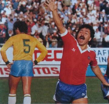 Carlos Caszely festeja por última vez un gol en la Roja. El 21 de mayo de 1985, Chile derrotó 2-1 a Brasil en un amistoso en el estadio Nacional.