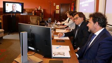 Jorge Mas, en el monitor, y Gustavo Serpa, Raúl Sanllehí y Mariano Aured, durante la Junta General Extraordinaria.