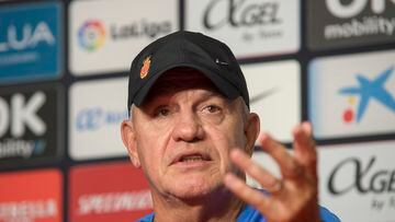 PALMA, 27/10/2022.- El entrenador del RCD Mallorca, Javier Aguirre Rueda, durante la rueda de prensa que ofreció este jueves en Palma de previa al partido que el equipo disputa contra el RCD Espanyol. EFE/ATIENZA
