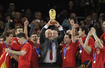 El entrenador de España Vicente del Bosque levantando la Copa del mundo.