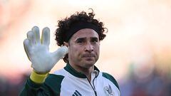 Mexico's goalkeeper Guillermo Ochoa waves before the start of the international friendly football match between Mexico and Peru at the Rose Bowl in Pasadena, California, on September 24, 2022. (Photo by Robyn BECK / AFP)