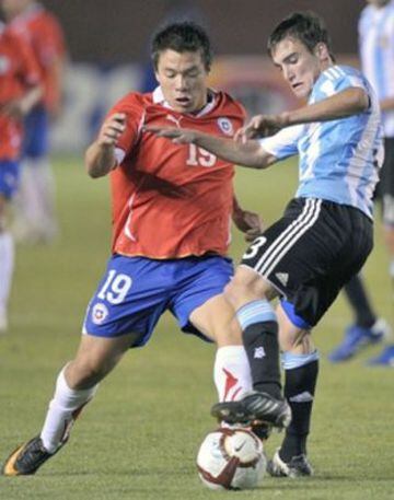 Jugó en la selección sub 20 que disputó el Sudamericano del 2011 en Perú. Hoy alterna en Santiago Wanderers después de haber jugado en la UC.