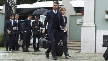 Ramos, junto Modric a su llegada a Lisboa.