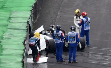 ¡Accidente de Hamilton! Ha perdido el control del Mercedes en la subida del segundo sector, en la curva 7, y se ha golpeado contra el muro en la Q1