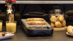 Tenemos un tostador horizontal que permite preparar pan, bollería y más alimentos