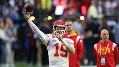 GLENDALE, ARIZONA - FEBRUARY 12: Patrick Mahomes #15 of the Kansas City Chiefs warms up before playing against the Philadelphia Eagles in Super Bowl LVII at State Farm Stadium on February 12, 2023 in Glendale, Arizona.   Ezra Shaw/Getty Images/AFP (Photo by EZRA SHAW / GETTY IMAGES NORTH AMERICA / Getty Images via AFP)