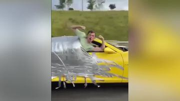 Un ruso se pega con cinta por fuera de un auto que va a 180 km/h