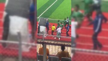Persiguen y golpean a árbitro en el futbol femenil de Congo