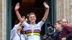 Belgian Remco Evenepoel (C), new cycling world champion, waves from a balcony overlooking the Grande Place during celebrations after his return from the UCI Road World Championships Cycling 2022, in Brussels on September 27, 2022. - The 22-year-old, from Schepdael, Dilbeek, became world champion after a great season with a win also at the Vuelta, the first Belgian in 44 years to win a big tour. (Photo by NICOLAS MAETERLINCK / BELGA / AFP) / Belgium OUT