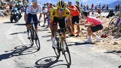 Primoz Roglic ataca en la subida a La Pandera, con Enric Mas a rueda, durante la 14ª etapa de La Vuelta 2022.