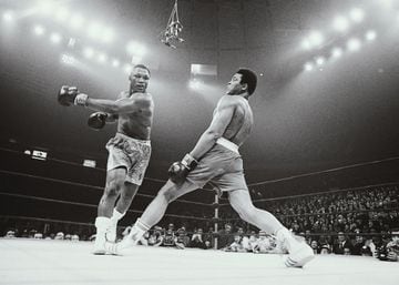 El estadounidense, fallecido en 2011 a los 67 años, es uno de los grandes no solo en el peso pesado, también en la historia. Con unas grandes cualidades boxísticas fue uno de los púgiles más destacados de su época, destacando y siendo recordadas para siempre sus tres peleas contra Muhammad Ali. Fue cinco veces campeón mundial.
