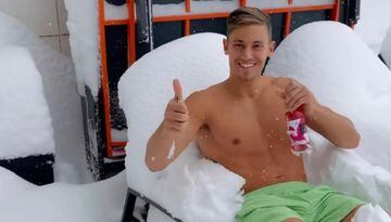 El futbolista del Atlético realizó la promoción de una bebida tumbándose en una hamaca totalmente cubierta de nieve.