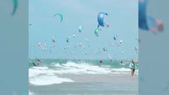 Centenares de surfistas navegan en el agua de la playa de Cumbuco (Brasil), el 25 de septiembre del 2022. 
