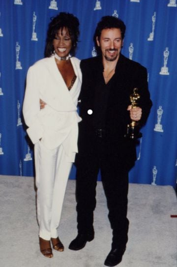 Whitney Houston en los Premios Oscar de 1994, edición a la que acudió como presentadora, con un elegante smoking blanco