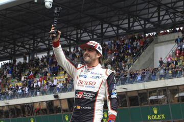 Fernando Alonso grabando con una cámara 'GoPro' tras ganar las 24 horas de Le Mans con Toyota el 16 de junio de 2019.