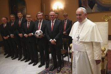 El papa Francisco y el presidente del FC Bayern, Karl-Heinz Rummenigge entre otros miembros del club.