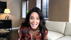 El descuido de Camila Cabello con su pecho durante una entrevista en televisión