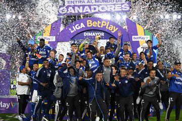 Millonarios celebra el título de la Liga BetPlay tras derrotar a Atlético Nacional este sábado en el estadio El Campín.