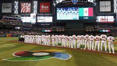 PHOENIX, ARIZONA - MARCH 11: Team Mexico stands attended for the national anthem before the World Baseball Classic Pool C game against Team Colombia at Chase Field on March 11, 2023 in Phoenix, Arizona.   Christian Petersen/Getty Images/AFP (Photo by Christian Petersen / GETTY IMAGES NORTH AMERICA / Getty Images via AFP)