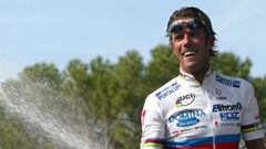 Mario Cipollini celebra su victoria en los Mundiales de ciclismo.