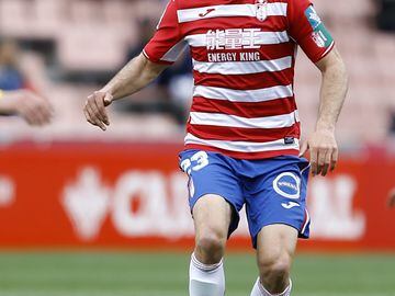Comenzó su carrera en el equipo de su ciudad natal, el CD Don Benito, en 2008. Firmó por el Almería y su filial en 2009, donde jugó hasta 2013. Fichó por el Leganés en 2013 donde jugó hasta 2017. El Granada fue su último club en la temporada 2017-18.  